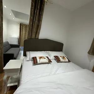 Apartment 4th Flat With Private Own Bathroom A Luxury Family Setup And Furnished With Double Bed A Double Futon-sofa Bed A Single Futon Bed A Baby Cot And Garden And Free Parking, London